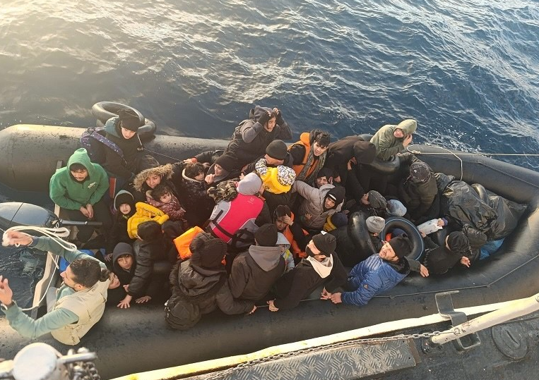 Ayvacık açıklarında 40 kaçak göçmen yakalandı