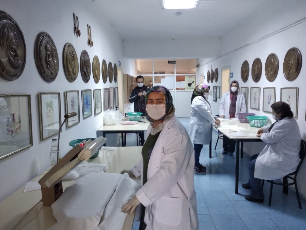 Ayvacık Halk Eğitim Merkezi ilçenin maske ihtiyacını karşılıyor 