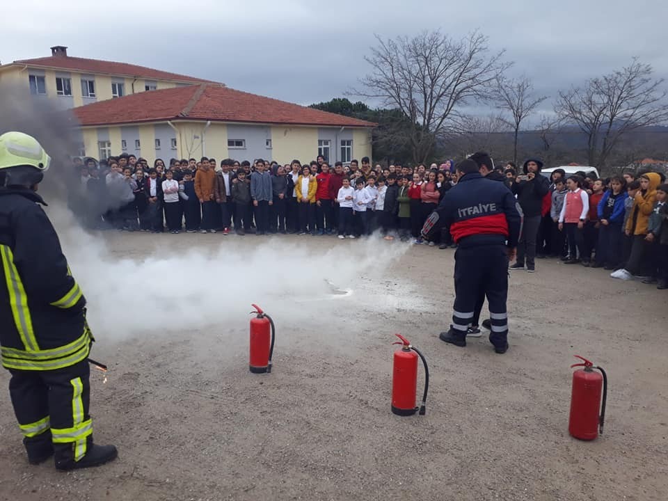 Ayvacık’ta itfaiyeden okullarda yangın tatbikatı 