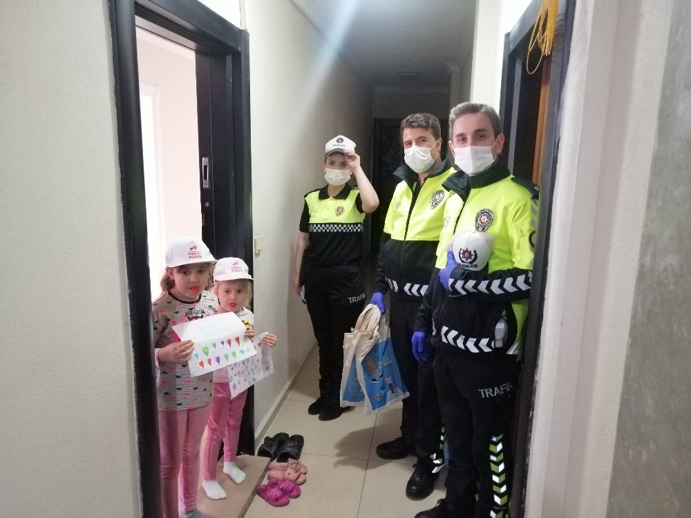 Ayvacık’ta polis ve jandarmadan evde kalan çocuklara hediye 