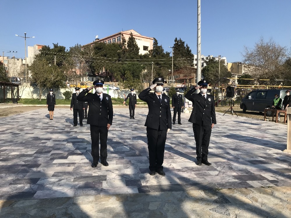 Ayvacık’ta sosyal mesafeli çelenk töreni 