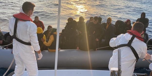 Ayvalık açıklarında 28 düzensiz göçmen yakalandı