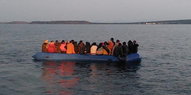Ayvalık açıklarında 54 düzensiz göçmen kurtarıldı