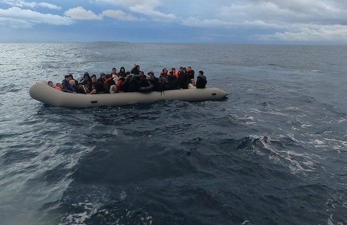 Ayvalık açıklarında 56 düzensiz göçmen yakalandı