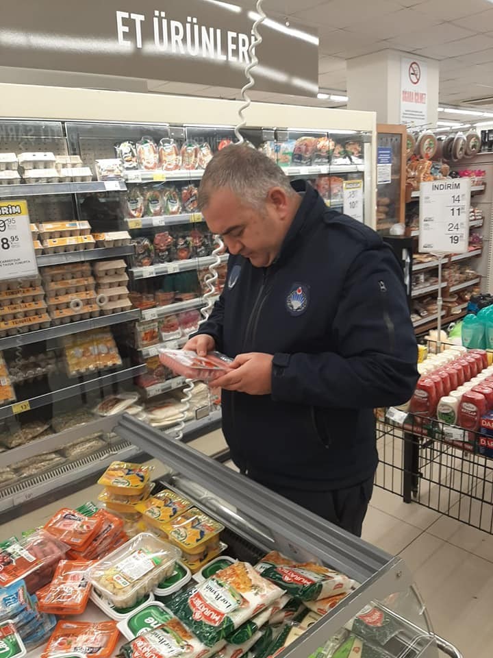 Ayvalık Belediyesi zabıtalarından market ve bakkallara sıkı denetim 