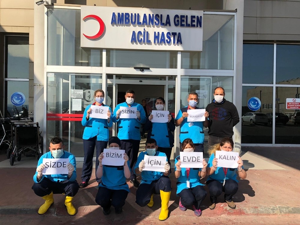 Ayvalık Devlet Hastanesi çalışanlarından anlamlı mesaj 