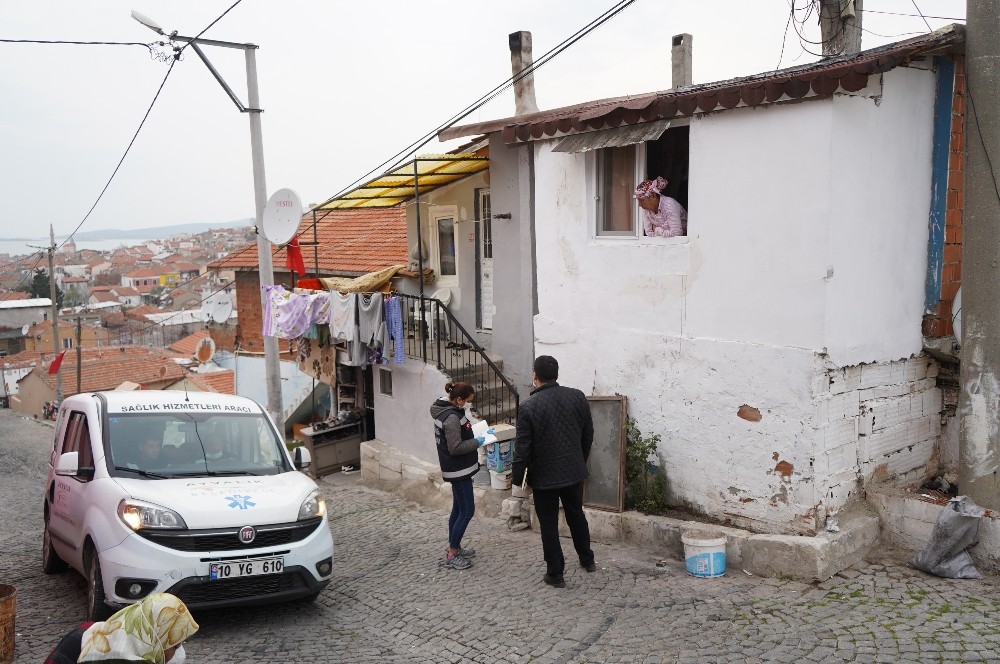 Ayvalık koronavirüse karşı omuz omuza 