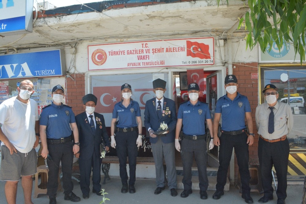 Ayvalık polisi gazi babaları unutmadı 