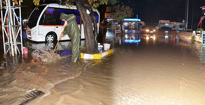 Ayvalık yağmura teslim oldu
