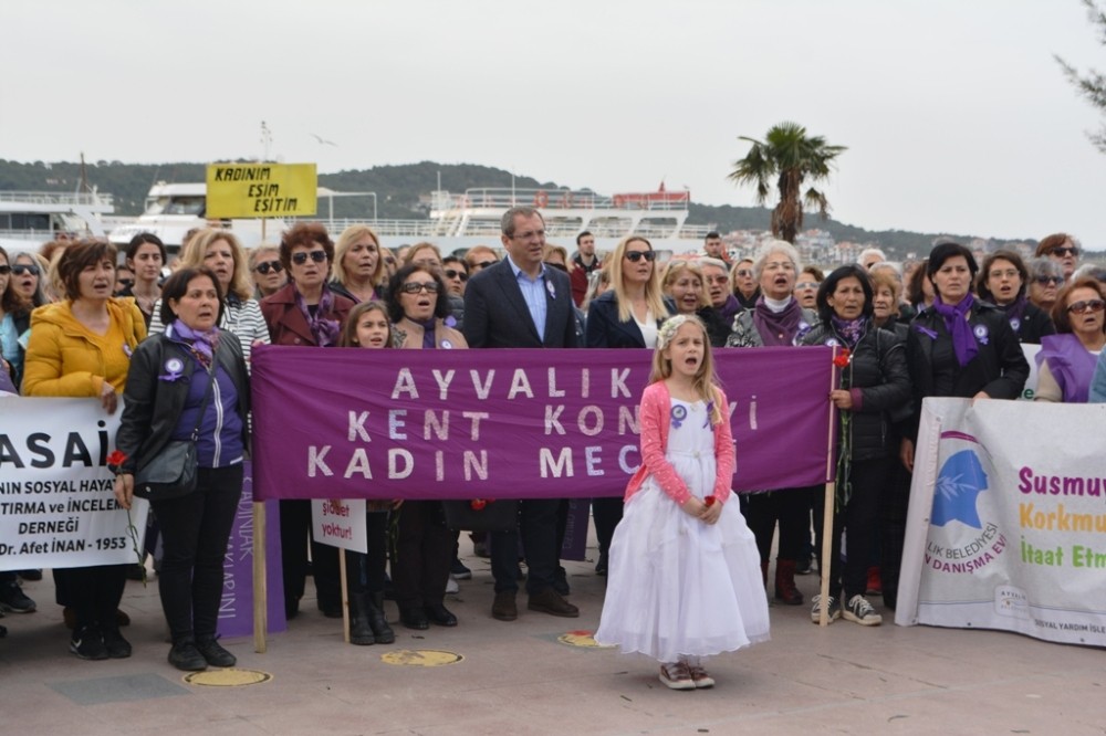 Ayvalıklı kadınlardan “sessiz çığlık” yürüyüşü 