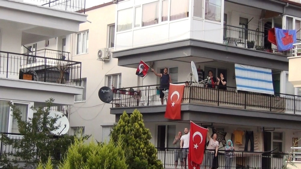 Ayvalık’ta 19 Mayıs coşkusu balkonlara taştı 