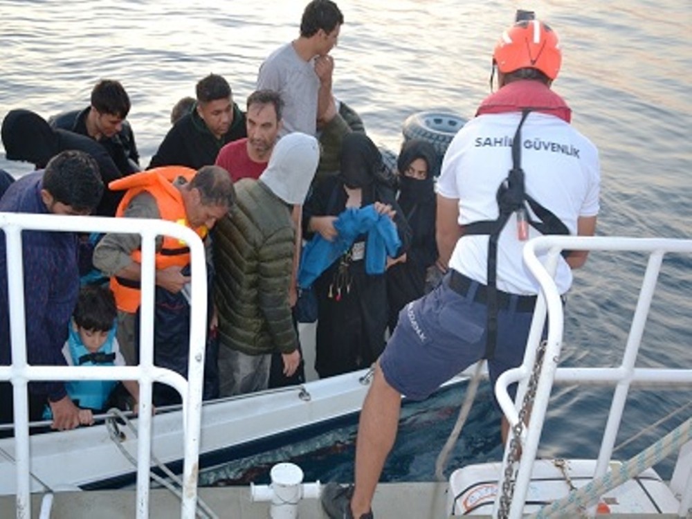 Ayvalık’ta 22 göçmen Sahil Güvenlik ekiplerine yakalandı 