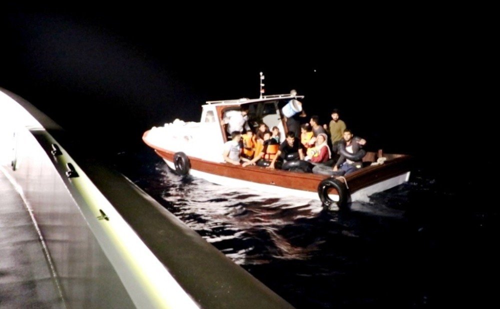 Ayvalık’ta 25 kaçak göçmen yakalandı 