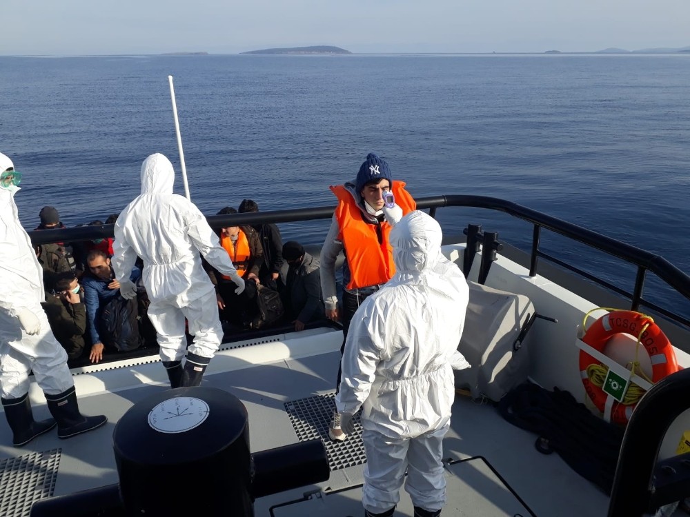 Ayvalık’ta 28 düzensiz göçmen Yunan sahil güvenliğin elinden kurtarıldı 