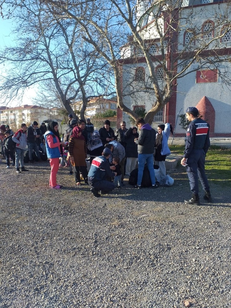 Ayvalık’ta Afganistan uyruklu 42 düzensiz göçmen yakalandı 