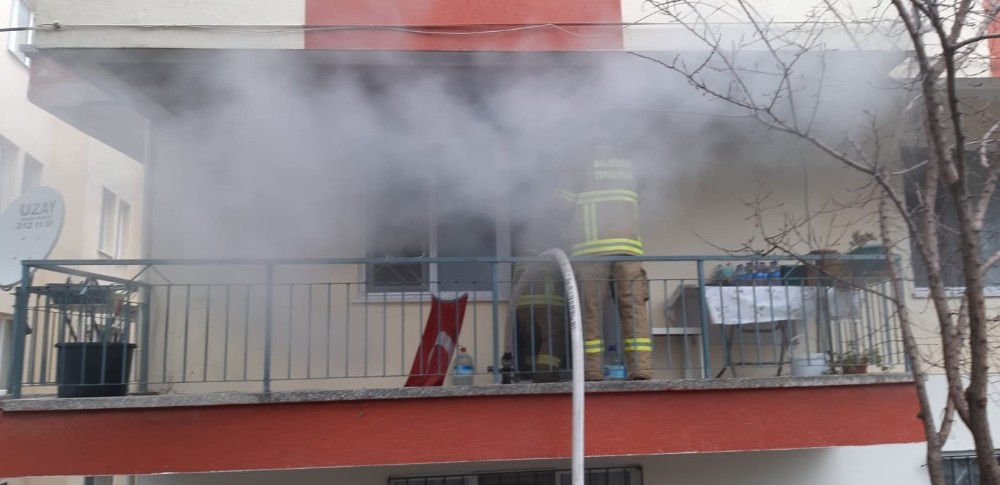 Ayvalık’ta bacadan çıkan yangın komşu evi yaktı 