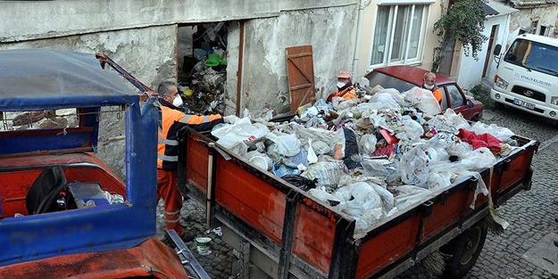 Bir çöp ev daha! 3 traktör dolusu...