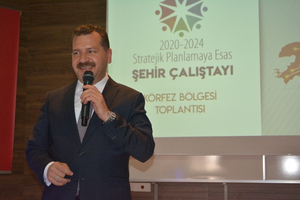 Ayvalık’ta Büyükşehir’den 2020-2024 Stratejik Planlamaya esas şehir çalıştayı 