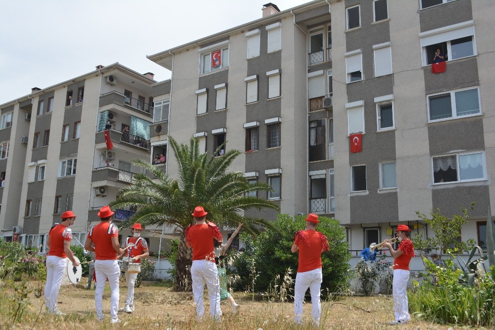 Ayvalık’ta evde kalan vatandaşlara özel animasyon ve bando coşkusu 