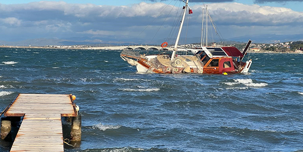 Ayvalık'ta fırtına tekneleri batırdı