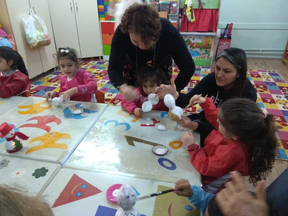Ayvalık’ta HEM Kursiyerleri yılbaşında minik öğrencileri sevindirdi 