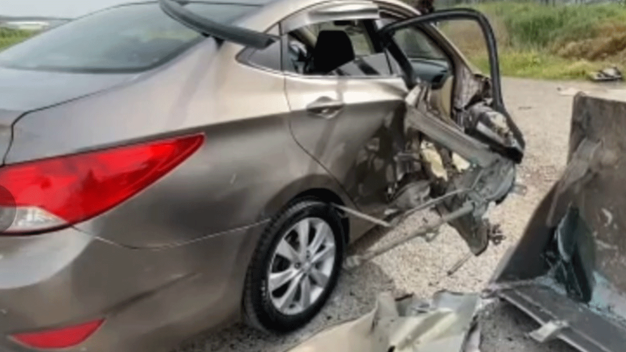 Ayvalık'ta iş makinesi ile otomobil çarpıştı: 1 çocuk ve hamile kadın yaralandı!