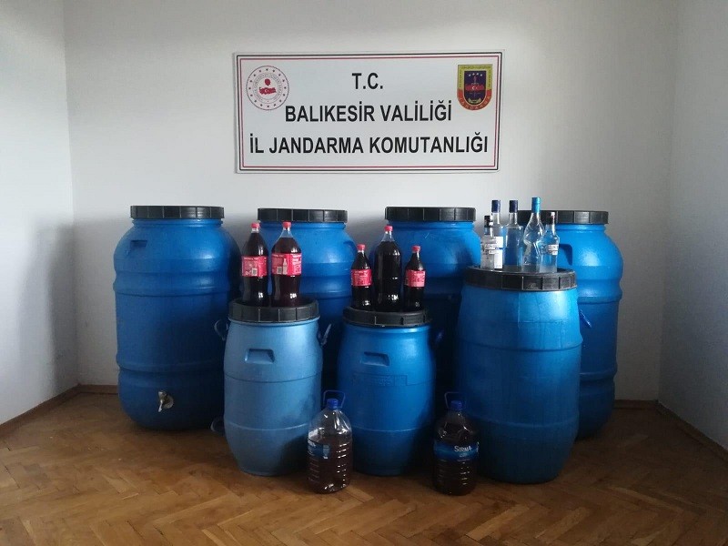 Ayvalık’ta jandarma 2 bin 400 litre kaçak içki ele geçirildi 