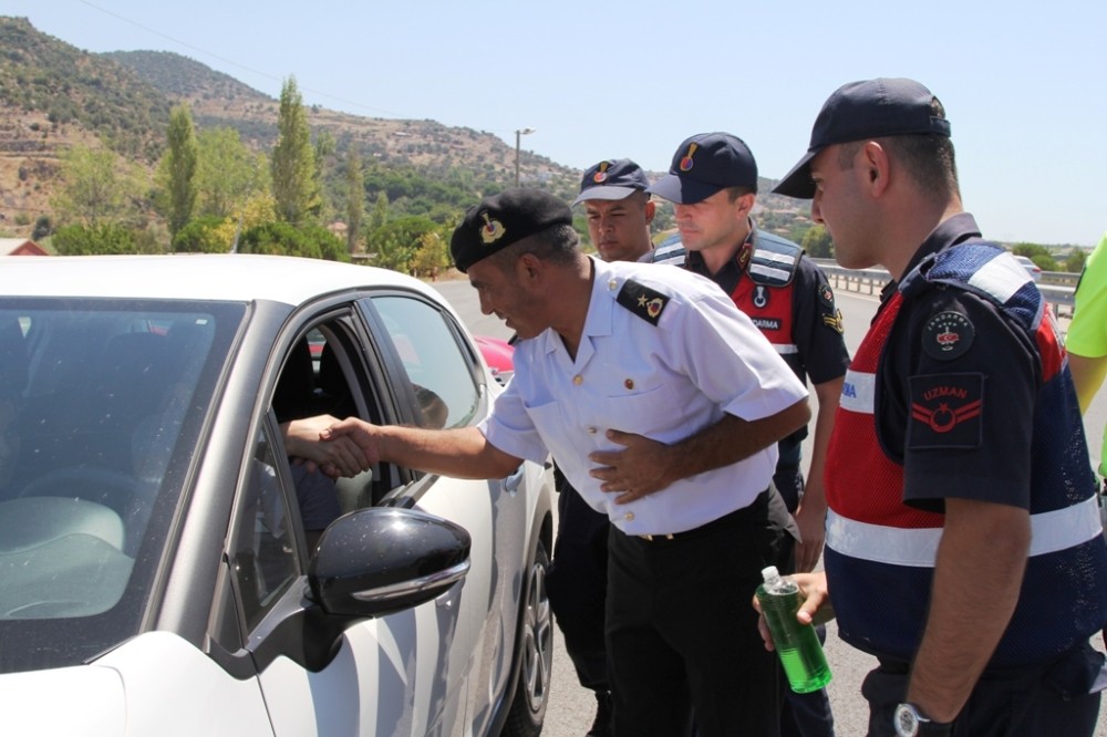 Ayvalık’ta jandarmadan uygulama noktasında bayramlaşma 