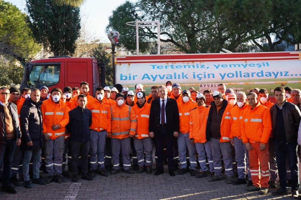 Ayvalık’ta Mesut Ergin ilaçlama ekipleriyle bir araya geldi 