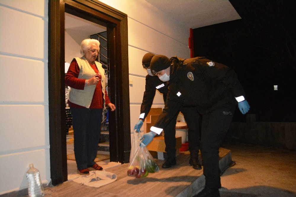 Ayvalık’ta Öznur Teyze’nin yardımına gece bekçileri koştu 