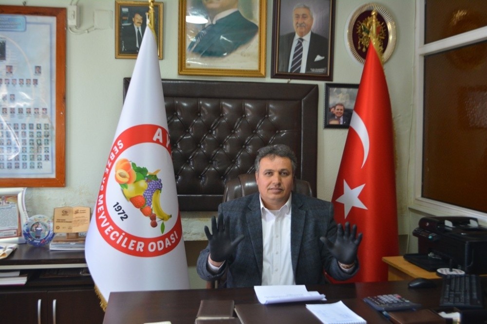 Ayvalık’ta pazarcı esnafından “eldivenli’ koronavirüs tedbiri 