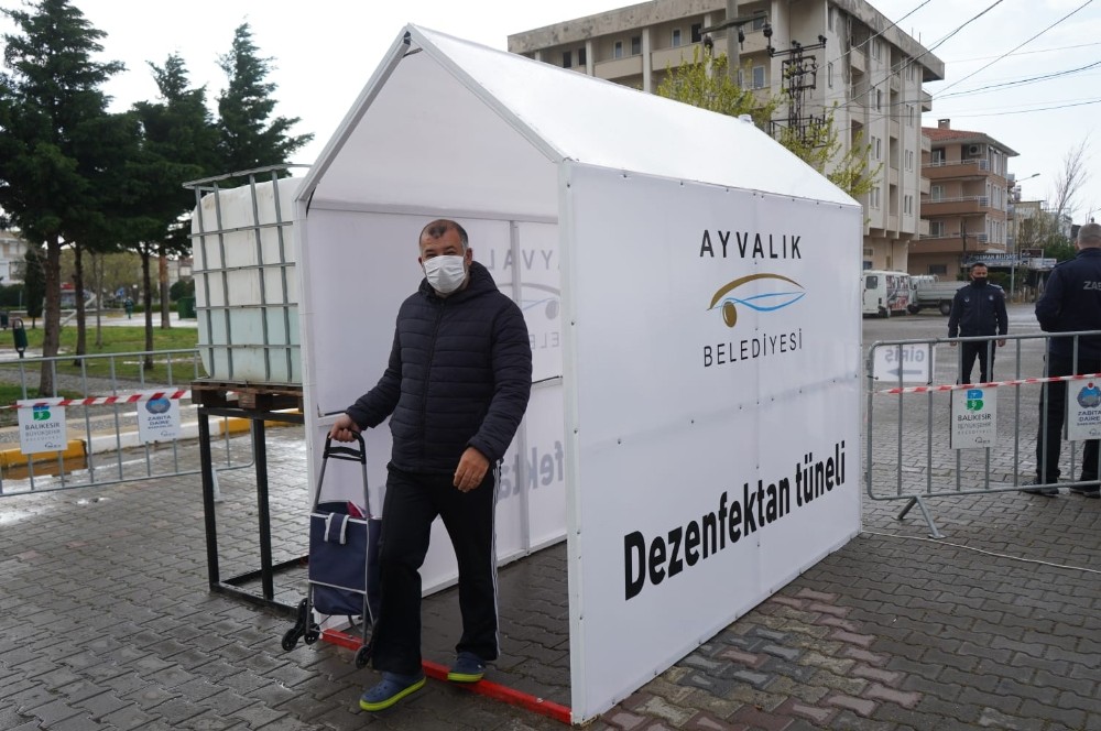 Ayvalık’ta pazarlara dezenfektan tüneli 