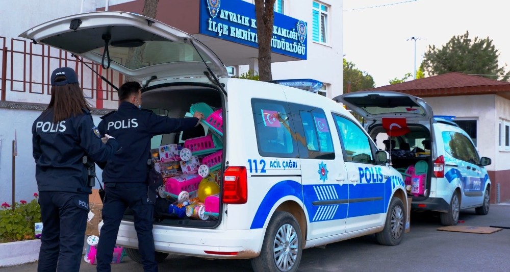 Ayvalık’ta polis ekipleri çocukları unutmadı 