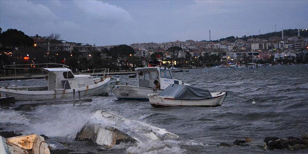 Ayvalık'ta şiddetli lodos hasara yol açtı