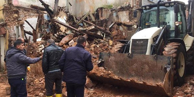 Ayvalık’ta yağmur tarihi evleri yıktı