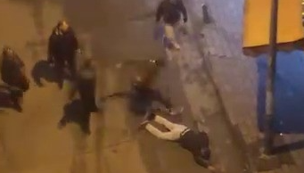 Ayyaş laf attı, magandalar saldırdı! 4 kişi tekme, tokat giriştiler