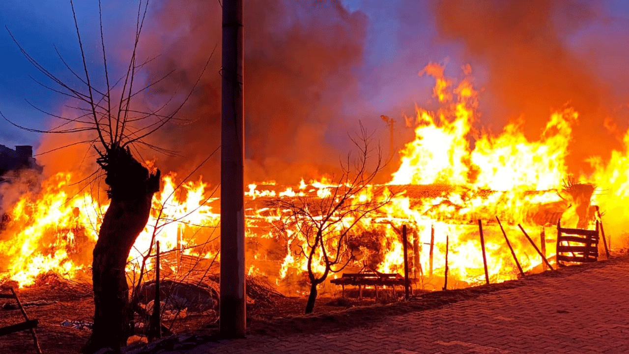 Az daha tüm mahalle yanacaktı: 800 balya saman ve tarım aletleri kül oldu