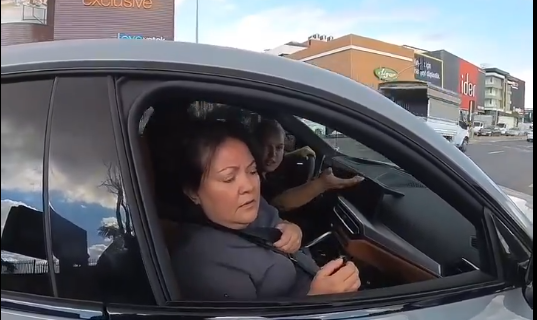 Az kalsın kadın sürücü 5 milyonluk arabasından motorcu da canından oluyordu! Kimin haklı olduğuna sosyal medya karar veremedi