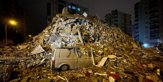 Az önce duyurdular! Adana'da depremde yıkılan bazı binaları inşa eden o firmanın müteahhidi gözaltına alındı