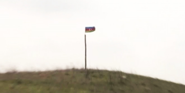 Azerbaycan bayrağı 24 yıl sonra yeniden alınan tepeye dikildi
