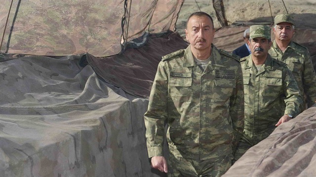 Azerbaycan Cumhurbaşkanı Aliyev cephede