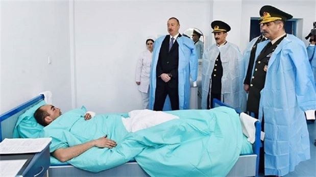 Azerbaycan Cumhurbaşkanı Aliyev yaralı askerleri ziyaret etti