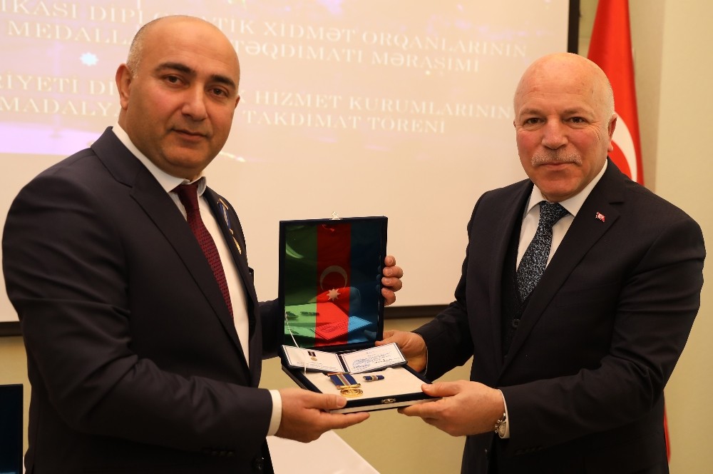 Azerbaycan Cumhurbaşkanı Aliyev’den Sekmen’e onur madalyası 