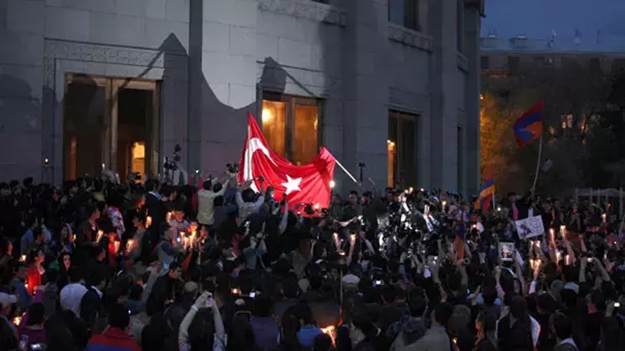 Azerbaycan, Erivan'da Türk bayrağının yakılmasını kınadı Bayrak tepkisi