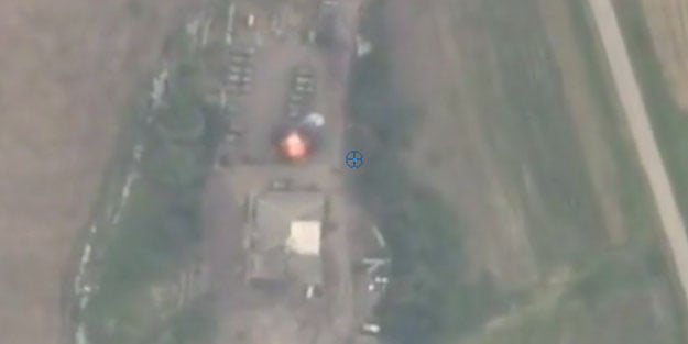 Azerbaycan Ermenistan'a haddini bildirdi! Mevziler ve araçlar vuruldu