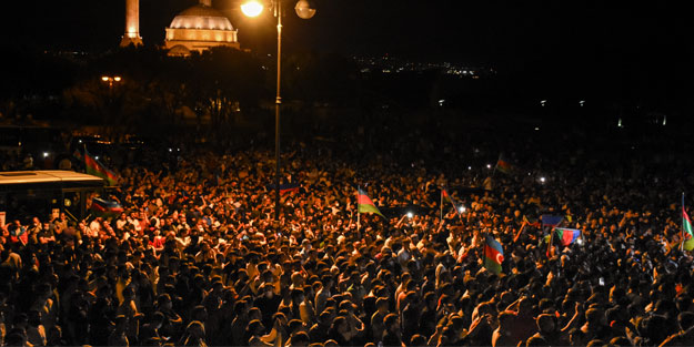 Azerbaycan halkı sokağa indi! Meclis önünde toplanıp bu çağrıyı yaptılar