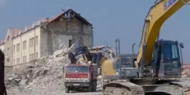 Azerbaycan işgal edilen topraklarda temizlik! Ermenistan’ın sözde meclisi artık yok