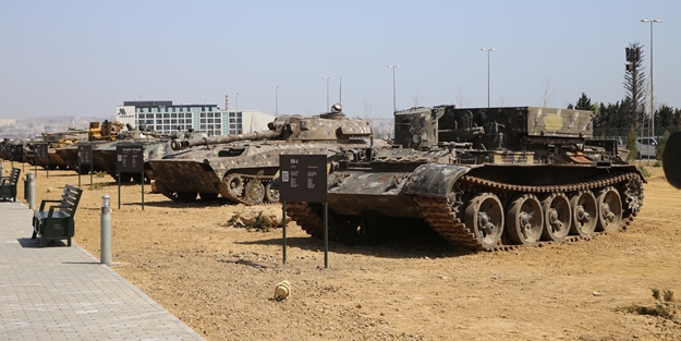 Azerbaycan Karabağ'da ele geçirdiği Ermenistan silahlarını müzede sergiliyor