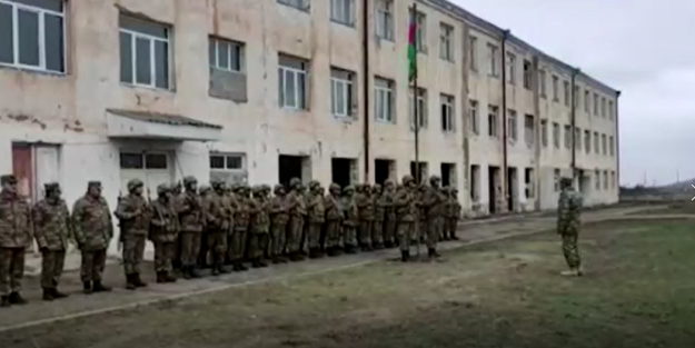 Azerbaycan ordusu Gülablı köyüne bayrağı dikti