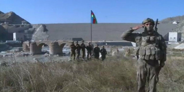 Azerbaycan ordusu hızla ilerliyor! Bir kente daha bayrak dikildi